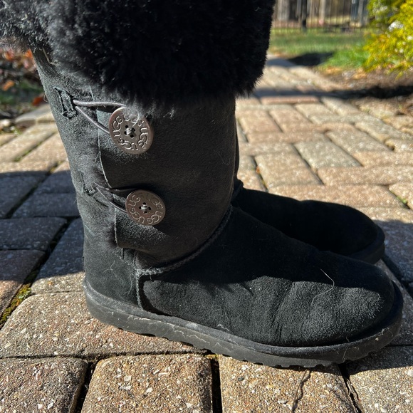 UGG 3-button suede and shearling boots, size 9. - Picture 4 of 9